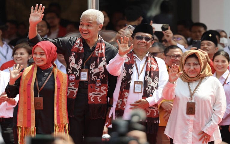 Ikut ke KPU, Atikoh Curi Perhatian: Ibu Negaraku, Pak Ganjar Pasti Menang!
