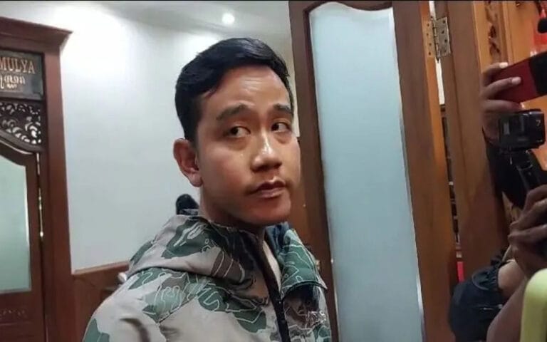 Usai Izin Daftar Cawapres, Gibran Masuk Ngantor Lagi di Balai Kota Solo