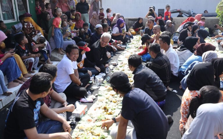 Ganjar Menginap di Rumah Warga Cianjur, Disambut Antusias dan Diajak Mayoran