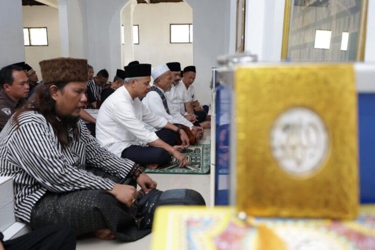 Ganjar Ziarah ke Makam Syekh Abdul Muhyi, Ulama Besar Tasikmalaya