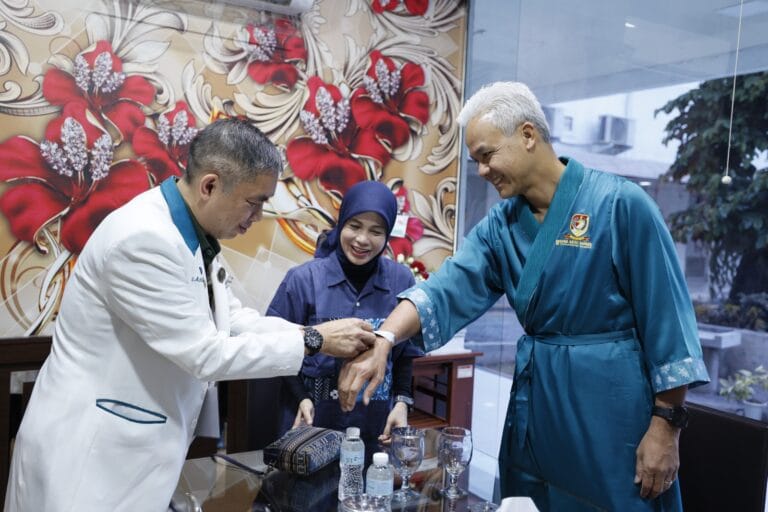 Romantisnya Ganjar dan Istri Saat Jalani Tes Kesehatan di RSPAD Gatot Soebroto