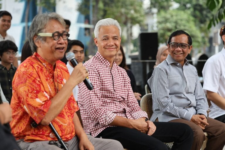 Politik Memanas, Ganjar-Mahfud Malah Guyon Bareng Komika dan Budayawan