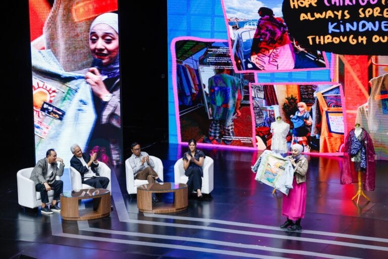 Momen Ganjar Order Baju dan Jaket Lukis Karya Seniman Muda Chiki Fawzi