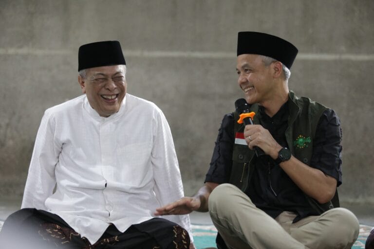 Candaan ala NU Kiai Muhyidin Ishaq Saat Bertemu Ganjar