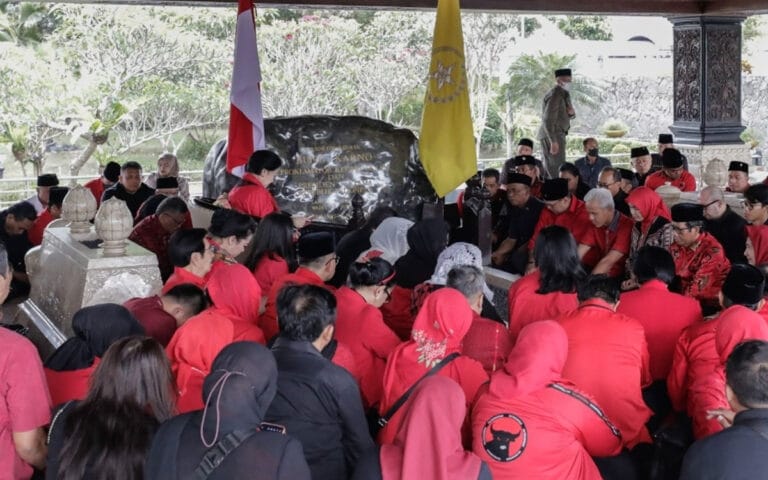 Cerita Emak-emak Berebut Salaman Ganjar Saat Ziarah ke Makam Soekarno di Blitar