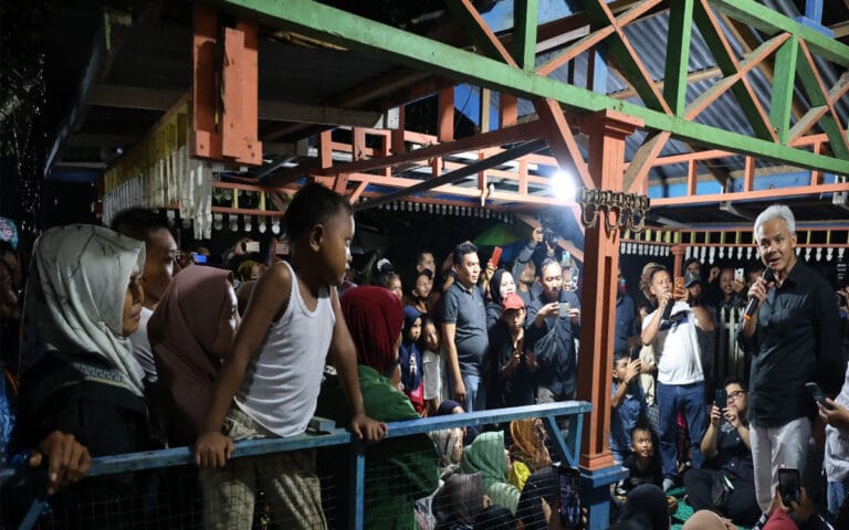 Warga Asahan Gegap Gempita Sambut Ganjar Menginap di Desanya, Rela Basah Kuyup Kehujanan