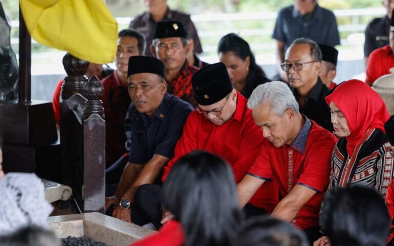 Ganjar-Mahfud Ziarah Ke Makam Soekarno di Blitar