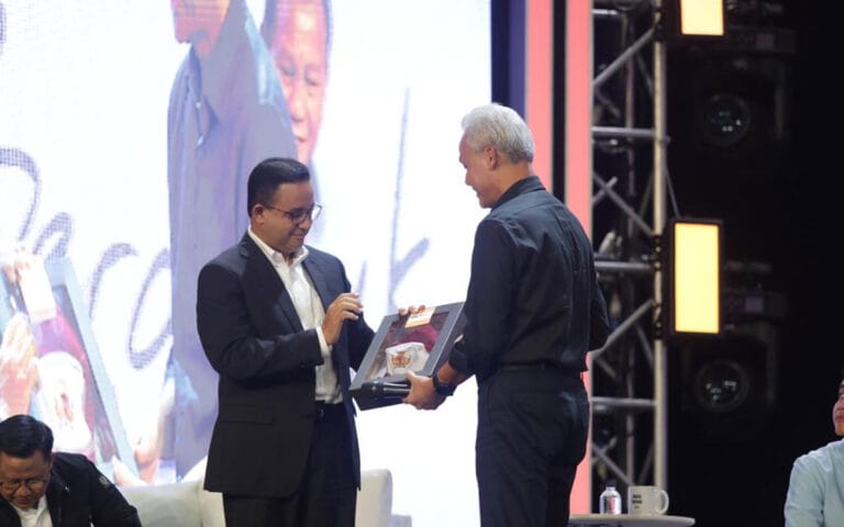 Beri Kado Topi SD, Ganjar Ajak Anies dan Prabowo Prioritaskan Pendidikan Anak Bangsa