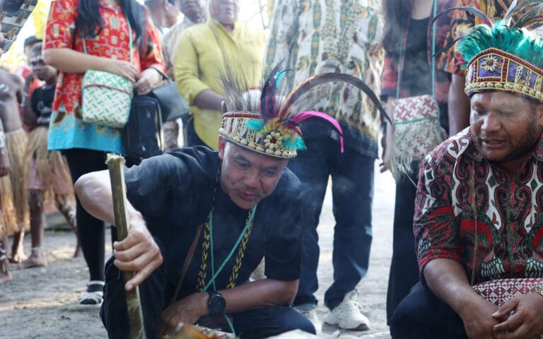 Ganjar Dikukuhkan Sebagai Tokoh Pemerhati Orang Papua