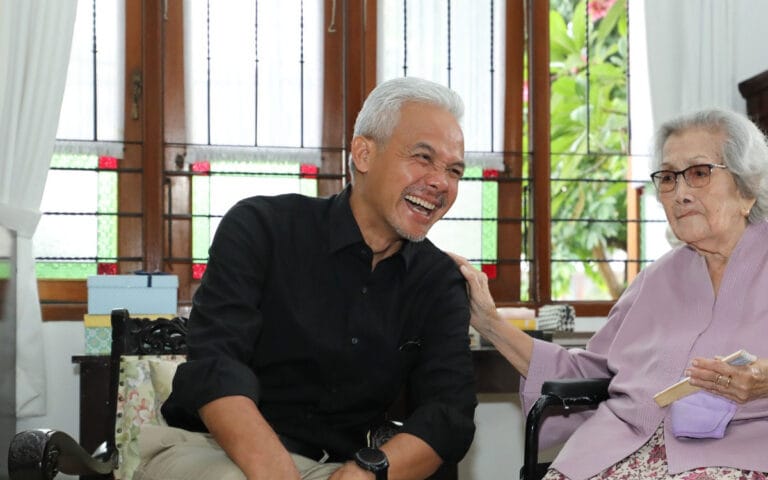 Teringat Ibu Saat Bertemu Meri Hoegeng, Ganjar: Beliau Doakan Saya Agar Selalu Kuat