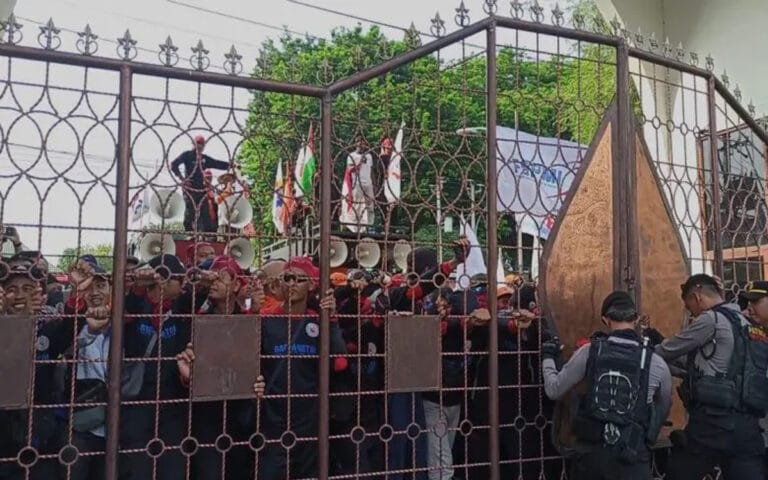 Ratusan Buruh Minta Walikota Semarang Ajukan Rekomendasi UMK Naik 15%