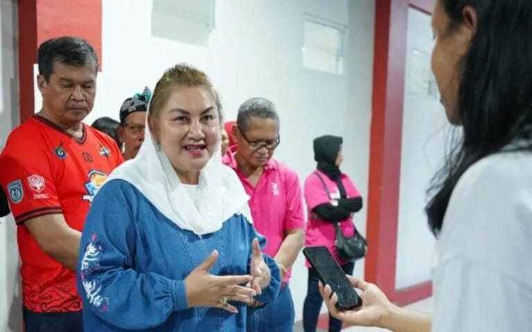 Ita Minta Masyarakat Tidak Buang Sampah di Aliran Sungai