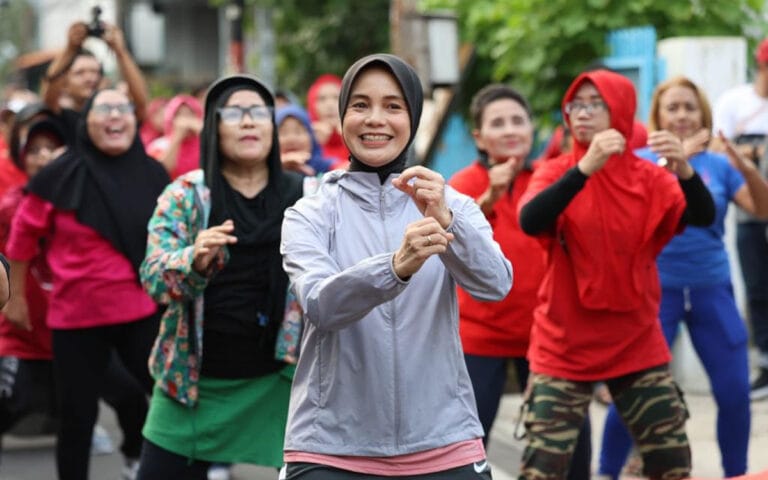 Atikoh Blusukan di Kemayoran, Bikin Warga Heboh Ikut Senam Bareng