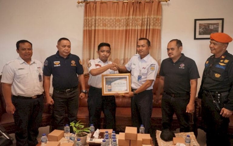 Selamatkan Warga, Gigih Penjaga Perlintasan KA di Pemalang Dapat Penghargaan