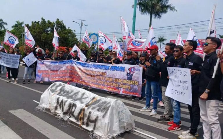 Puluhan Buruh Jepara Gelar Demo Tuntut Kenaikan Upah 15%