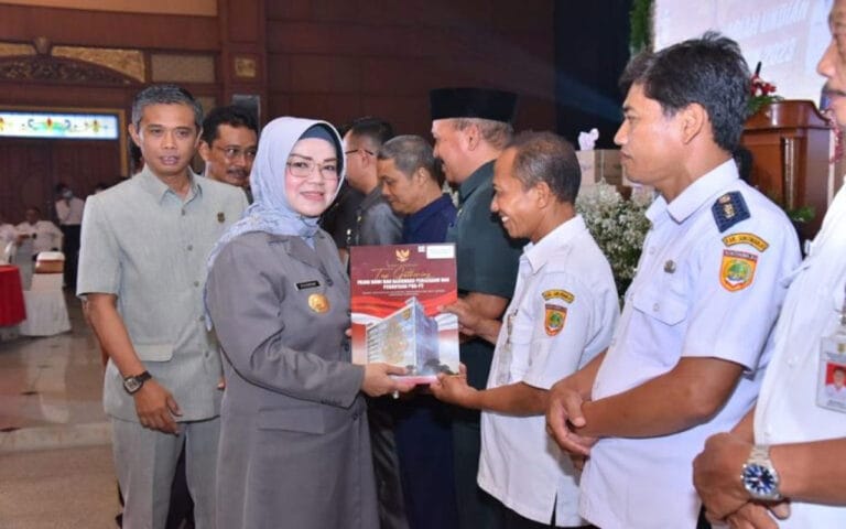 Bupati Sukoharjo Beri Penghargaan 106 Desa/Kelurahan Lunas Pajak