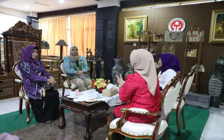 Serap Ilmu, Dekranasda Banjar Belajar ke Jateng