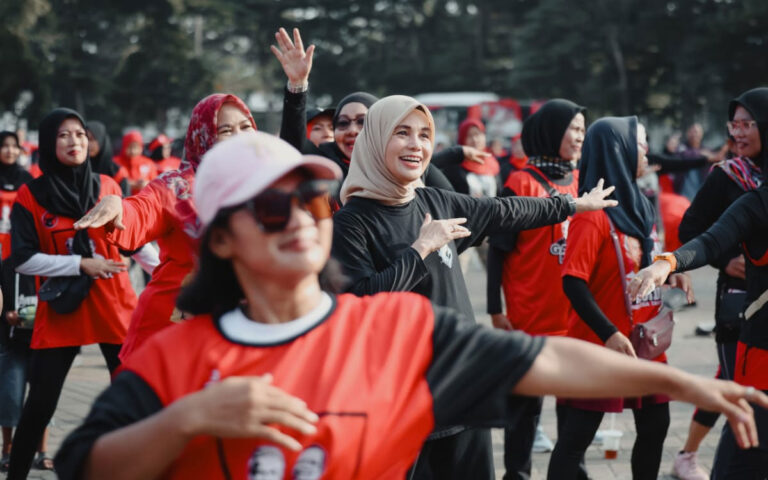 Awali Blusukan di Banten, Atikoh Ganjar Senam Bareng Emak-emak