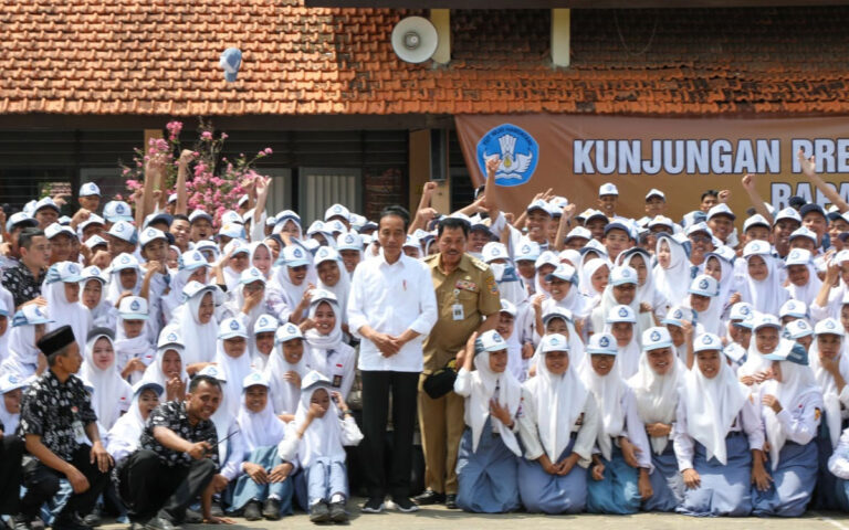 Dampingi Jokowi Tinjau SMKN 1 Kedungwuni, Nana Siap Genjot Pendidikan Vokasi
