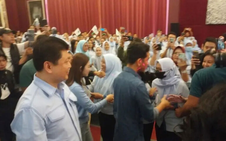 Seragamnya Kembar Karyawan Sritex, Gibran Diteriaki Mas Samsul