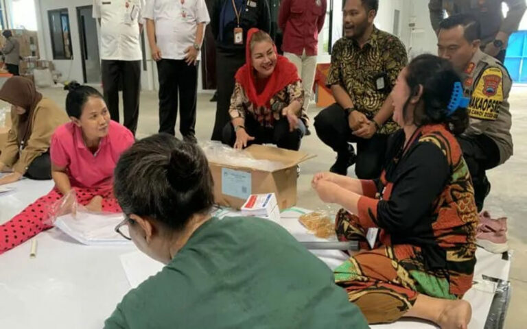 Ita Tinjau Pelaksanaan Sortir Lipat Kertas Suara di Gudang Logistik KPU Kota Semarang