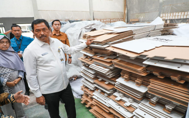 Cek Gudang KPU Surakarta, Nana Pastikan Distribusi Logistik Pemilu Aman