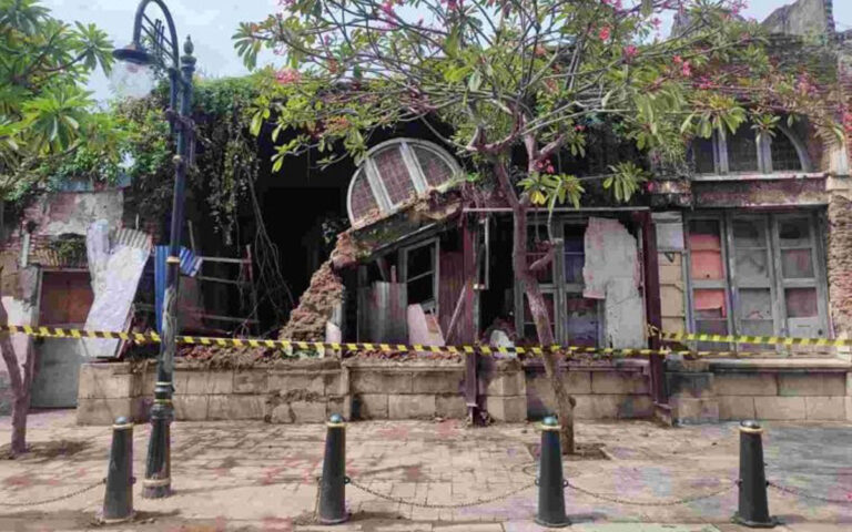 Gedung Bersejarah Tak Bertuan di Kota Lama Semarang Roboh