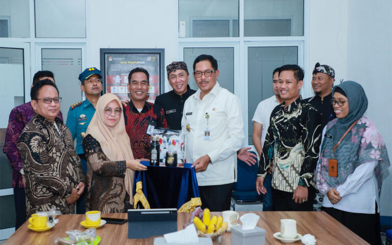 Kunjungi KPU Brebes, Pj Gubernur Jateng Minta Partisipasi Pemilih Digenjot