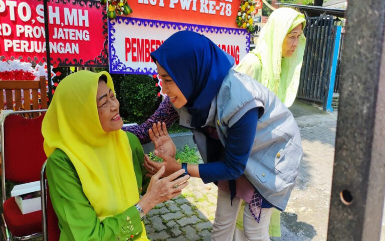 PLN dan PWI Jateng Beri Tali Asih Pada Janda Wartawan