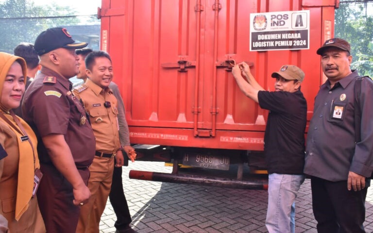 KPU Salatiga Distribusikan Logistik Pemilu 2024