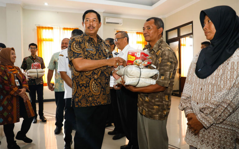 Pemprov Jateng Salurkan Lagi Bantuan Cadangan Pangan Untuk 1.000 Warga