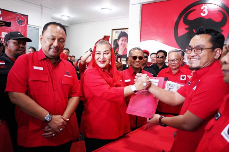 Mbak Ita Didampingi Suaminya Kembalikan Formulir Pendaftaran Calon Wali Kota di DPC PDIP, Siap Majukan Kota Semarang