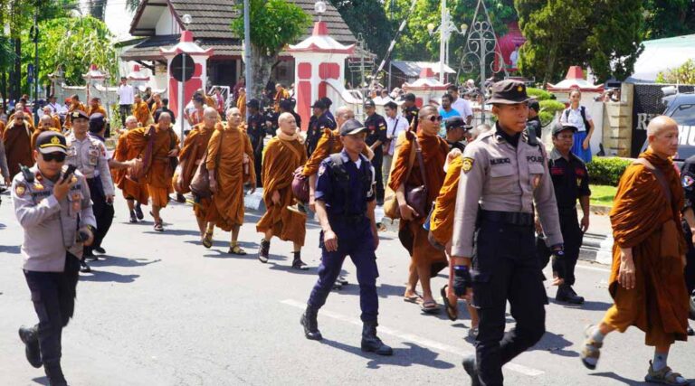 Polres Semarang Berikan Pengamanan Perjalanan Bikhu Tudong