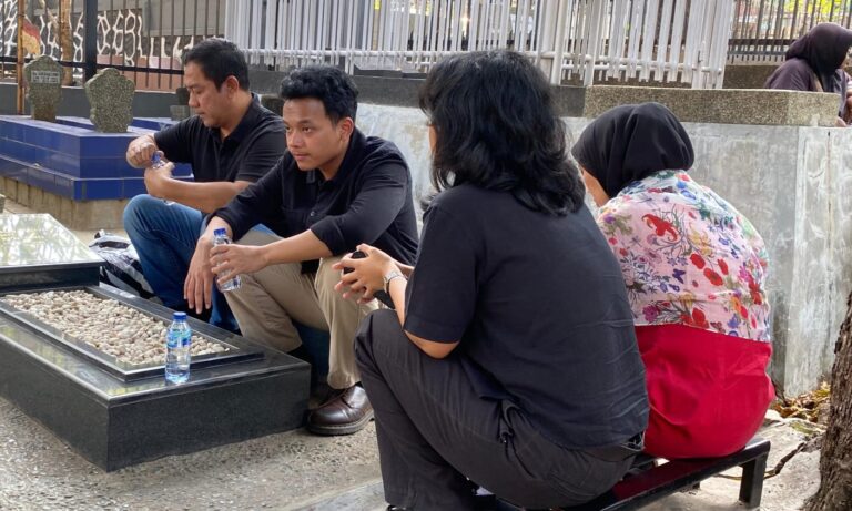 Hendi Nyekar Ke Makam Orang Tua Sebelum Kembalikan Berkas Pendaftaran ke PDI Perjuangan