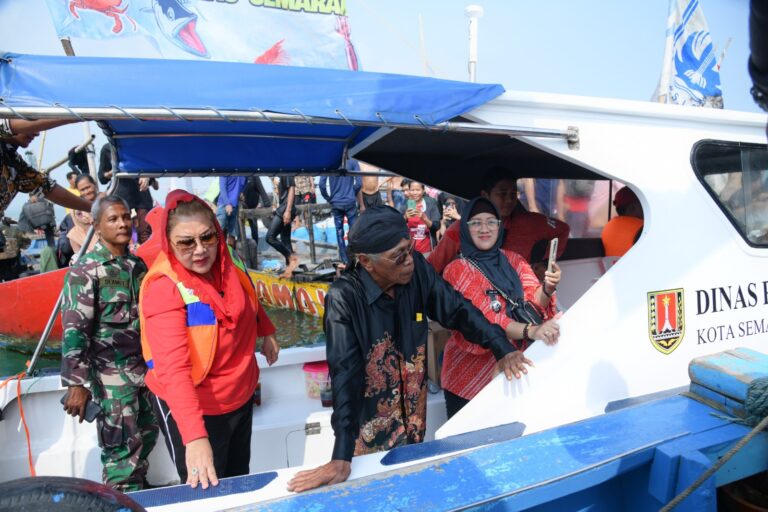 Ratusan Kapal Nelayan Ikut Terlibat Sedekah Laut Larung Sesaji di Tambaklorok Semarang