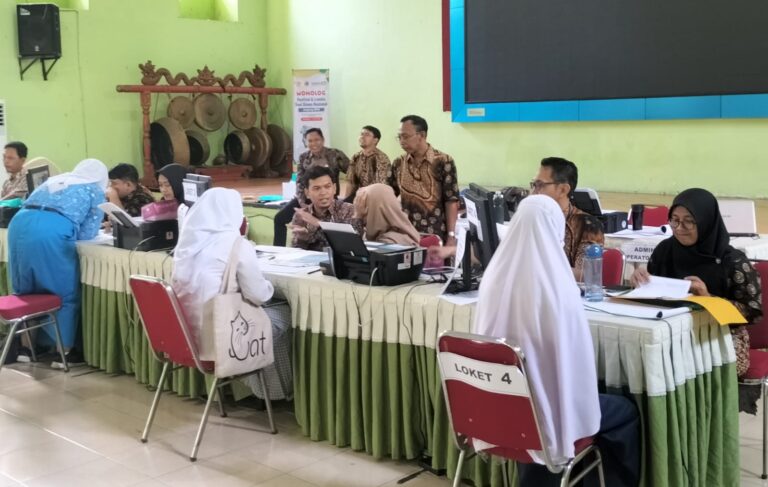 Memasuki Hari ke-4 Aktifasi Akun, Ratusan Calon PDB Padati SMAN 4 Semarang