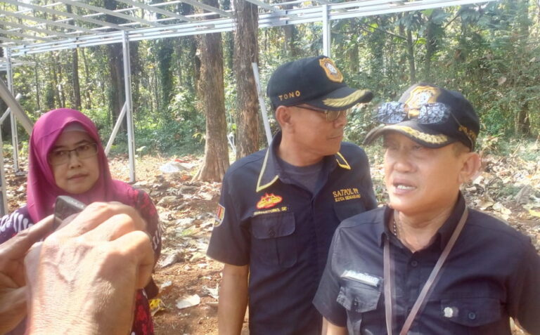 Ratusan Kios yang Dibangun Koperasi Tak Berijin di Lahan Produktif Perhutani KPH Kendal Disegel Satpol PP