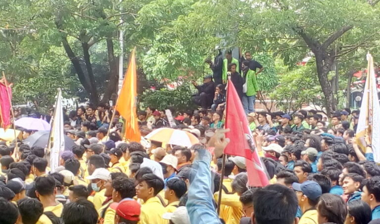 Ribuan Mahasiswa Unjuk Rasa Tolak Revisi UU Pilkada di DPRD Jawa Tengah
