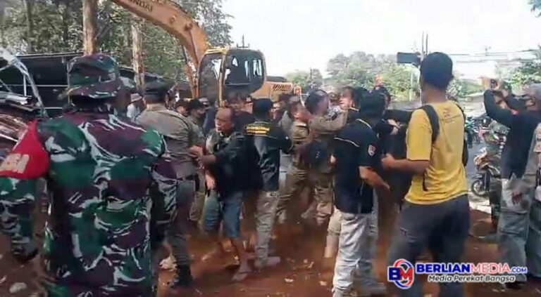 Ricuh, Kios Tak Berijin Dibongkar Satpol PP Semarang Dihalangi Warga