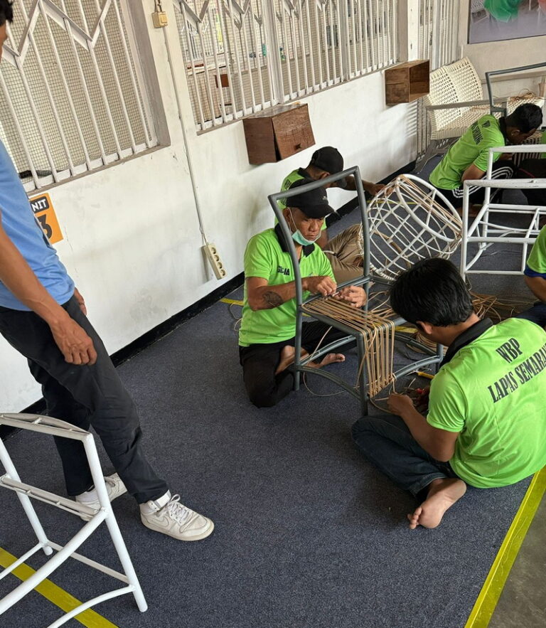Genjot Produktivitas WBP Lapas Semarang Gelar Pelatihan Rotan Sintetis