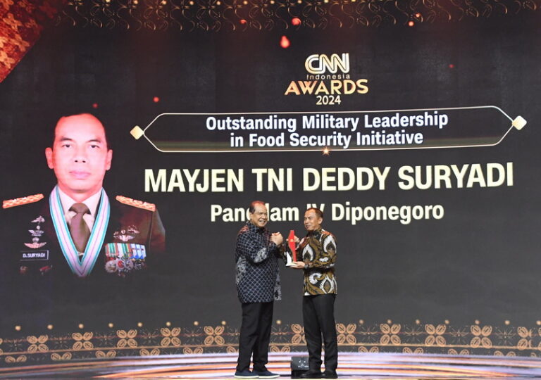 Mayjen TNI Deddy Suryadi Terima Penghargaan dari CNN Indonesia
