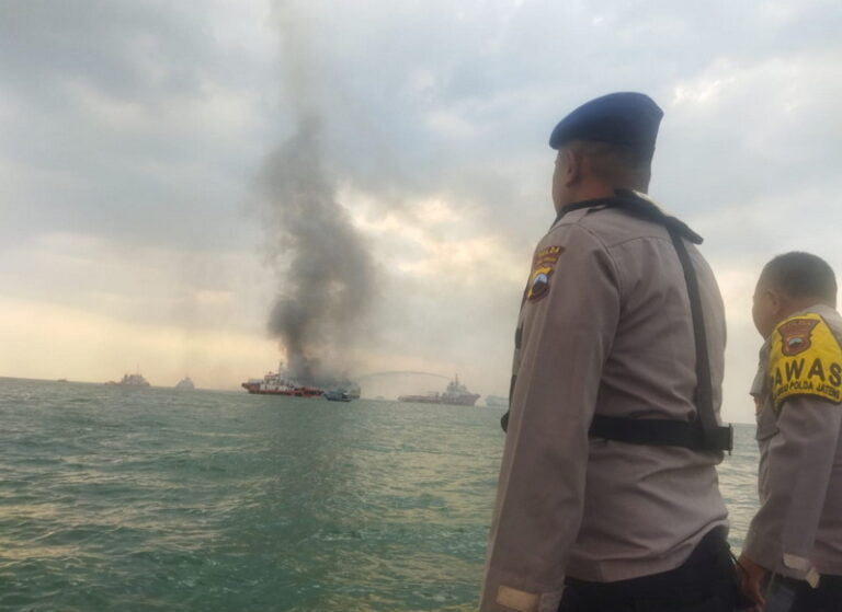 Ditpolairud Polda Jateng Berhasil Evakuasi 52 Kru Kapal KM KIRANA I yang Terbakar di Perairan Semarang