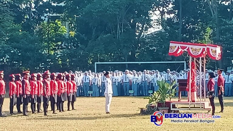 SMA Negeri 4 Semarang Gelar Upacara Bendera Peringati HUT Kemerdekaan RI ke-79