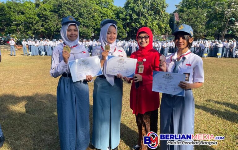SMA Negeri 4 Semarang Gelar Upacara Hari Jadi ke-79 Provinsi Jawa Tengah 2024