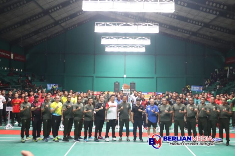 Turnamen Bulu Tangkis Pangdam IV/Diponegoro Cup Resmi Dibuka Kasdam di GOR Djarum