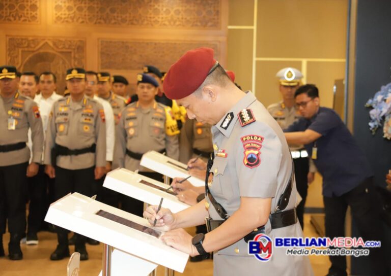 Kapolda Jateng Tekankan Efisiensi dan Efektifitas dalam Pelayanan Masyarakat Saat Pimpin Sertijab Dirressiber dan Dirreskrimsus