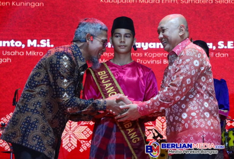 Aktif Majukan UKM, Sekda Jateng Terima Penghargaan Tanda Jasa Bakti Koperasi dan UKM
