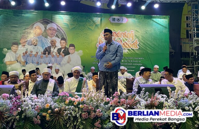 Hadiri Semarang Bersholawat, Gus Yasin Ajak Santri Mengisi Tantangan Zaman