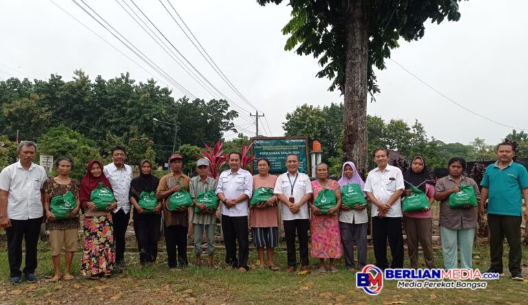Perhutani Mantingan Bagikan Paket Sembako untuk Pekerja Persemaian Jelang Lebaran