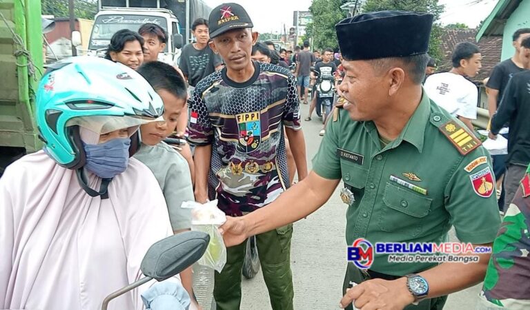 Koramil 03/Gringsing Berbagi Kebahagiaan dengan Takjil di Bulan Ramadhan